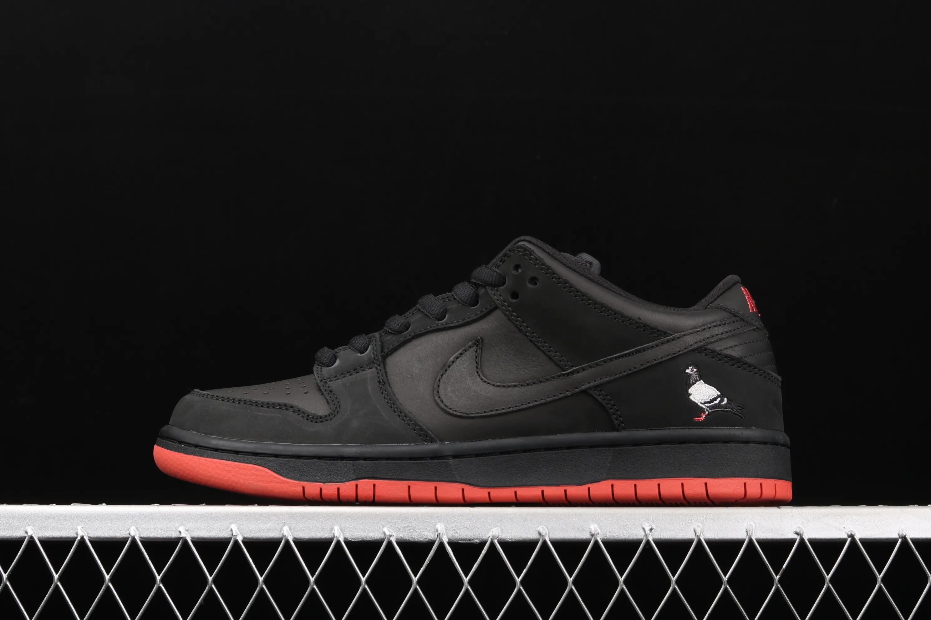 All categories Nk SB Dunk Series Nk SB Dunk Low Low-top sneakers J version Black Pigeon x NK SB Dunk low Trd QS Black Pigeon Retro low-top all-match casual sports skateboard shoes 883232-008